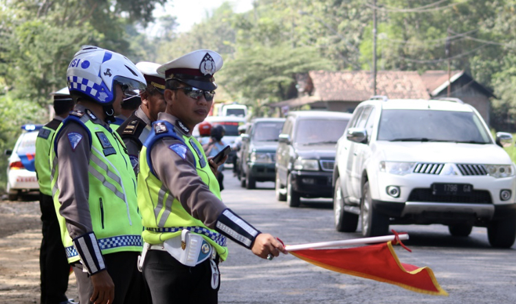 Mereka hadir mengaman halan raya
