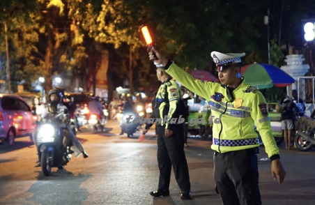 polantas atur jalan raya di malam hari