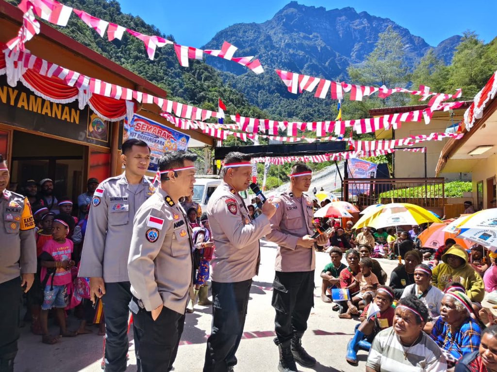 Semarak HUT Bhayangkara ke-80, Polsek Tembagapura dan Satgas Damai Cartenz Bagikan Sembako dan Perkuat Kepercayaan Masyarakat Lewat Kegiatan Humanis
